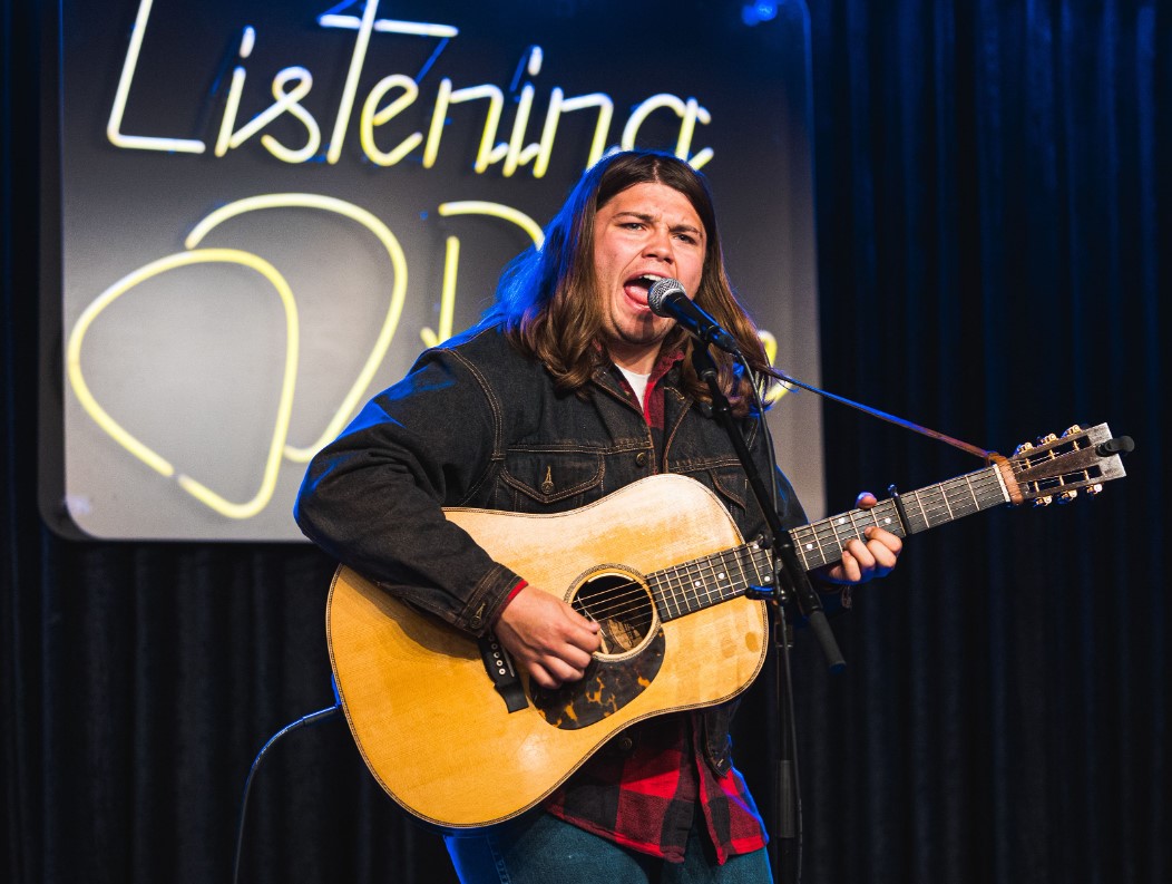 localspins's tweet image. Today's 'Emerging Artist to Watch' at Local Spins: Allegan County's Myron Elkins is making a splash on the Americana scene. The back story and video at Local Spins: wp.me/p2aLby-13K2
@MyronElkins #localspins @elektramusicgrp @LCS_Records
