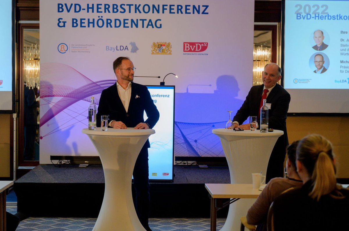 Nach dem beliebten Format „Die Aufsichtsbehörden beantworten Ihre Fragen“, in dem sich Michael Will #BayLDA &amp; Dr. Jan Wacke, stellv.#LfDIBW den aktuellen Fragen und Problematiken stellen, verabschieden wir uns von der BvD-Herbstkonferenz #HK22. Vielen Dank allen Teilnehmenden! 👋