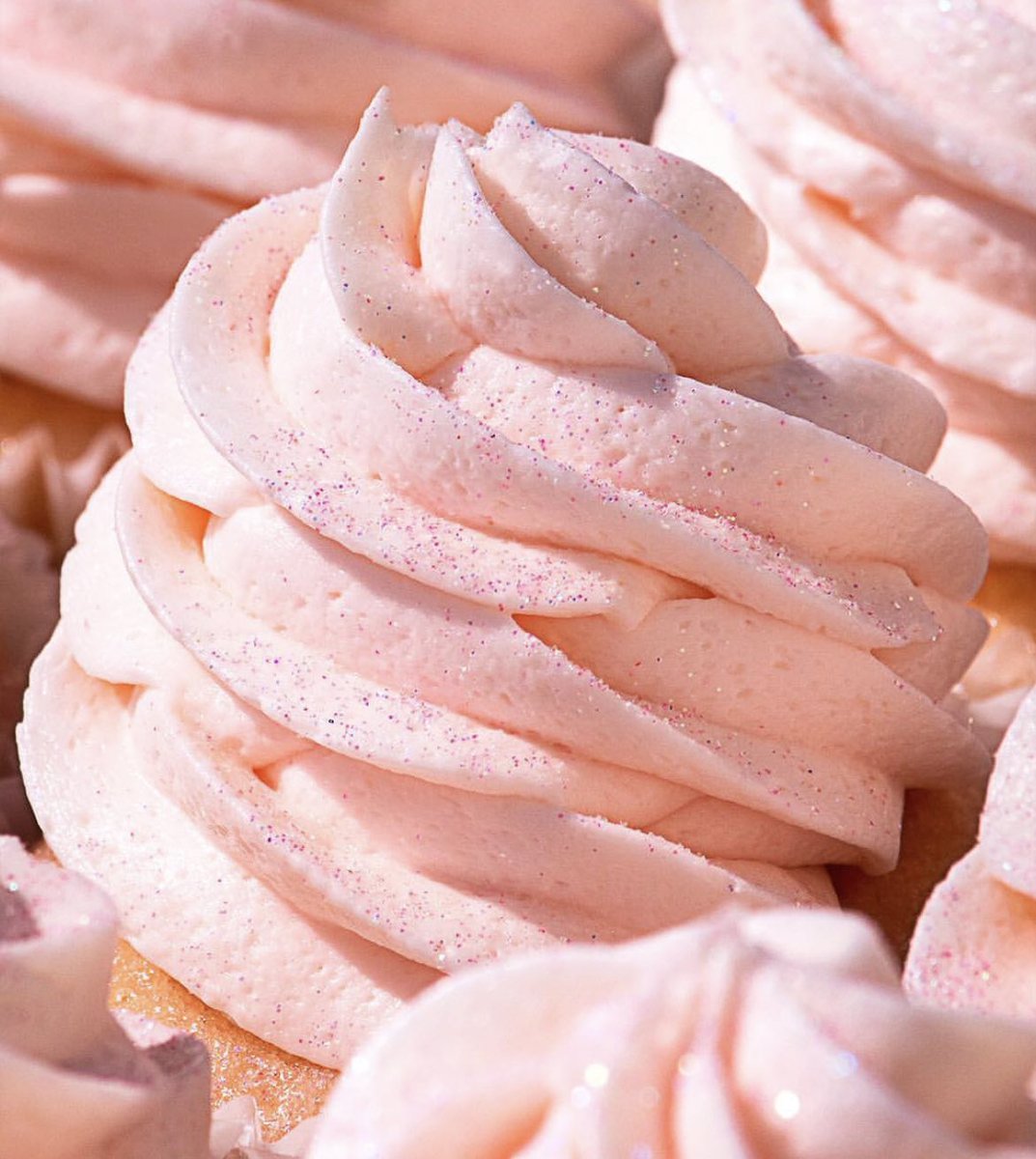 Pink Champagne #cupcakes and buttercream frosting! #customcakes #customcake #cake #cakeinstagram #cakedecorating #cakesofinstagram #cakedecor 
#cakes #cakeartist  
#cupcake #cupcakes  

instagram.com/p/BvdKxs_BrVL/…
