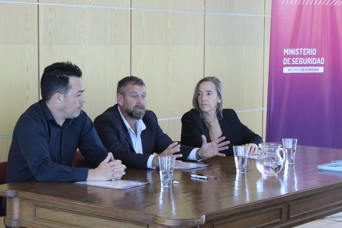 Sebakelman5's tweet photo. 📒 Desde Marzo los contenidos educativos de @InfoSegVial llegarán a las 1130 escuelas de #SanLuís
Firmamos convenio con la Ministra de Educación y el Ministro de Seguridad para que la #EducaciónVial llegue a cada escuela de la provincia de la mano de los docentes. https://t.co/bAikgV8nNi