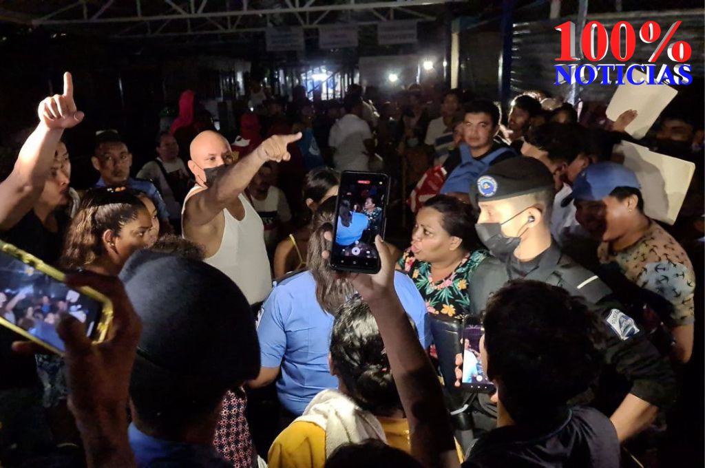 📸#EnImagenes | Un recorrido nocturno por Migración central, Metrocentro y Multicentro las Américas, grafica la desesperación de nicaragüenses que llegan a dormir en la fila para su pasaporte y emigrar. 
Vea más imágenes ⤵️
bit.ly/3FjKQ3R