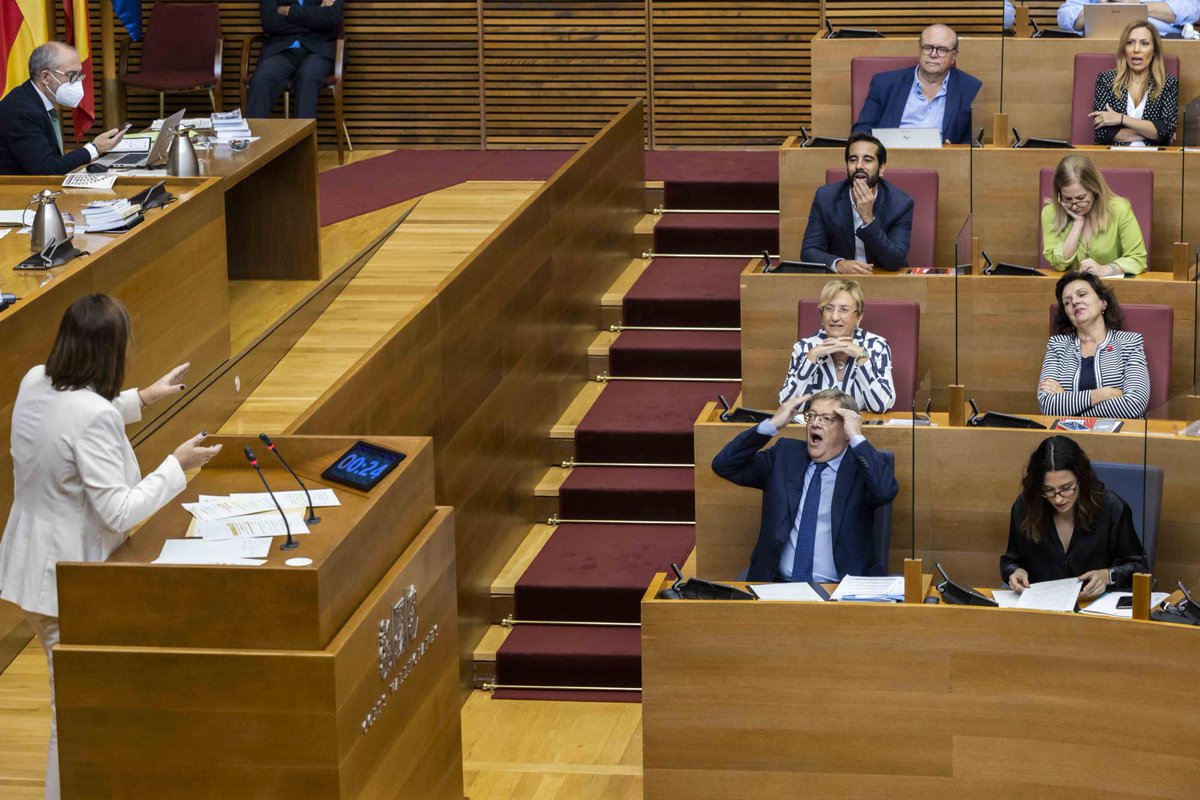 Los plenos parlamentarios son palabras, pero también gestos. Esta es la fotografía de la sesión de este jueves, obra de <a href="/gcaballero1/">Germán Caballero</a>. 

El momento: Catalá dice que la Ford "vino con el PP a la Comunitat Valenciana".

Su instalación es de 1976. 

levante-emv.com/fotos/2022/10/…
