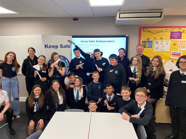 PSOSRenfrew's tweet photo. Officers from Safer Communities and Gourock CPT attended St Columbas High School with Aimee from @IammeScotland to deliver the Keep Safe Ambassador Training, raising awareness of Disability Hate Crime.
Well done to all the pupils who attended.
#KeepSafeScotland #ReportHate https://t.co/Xndqz4eu76