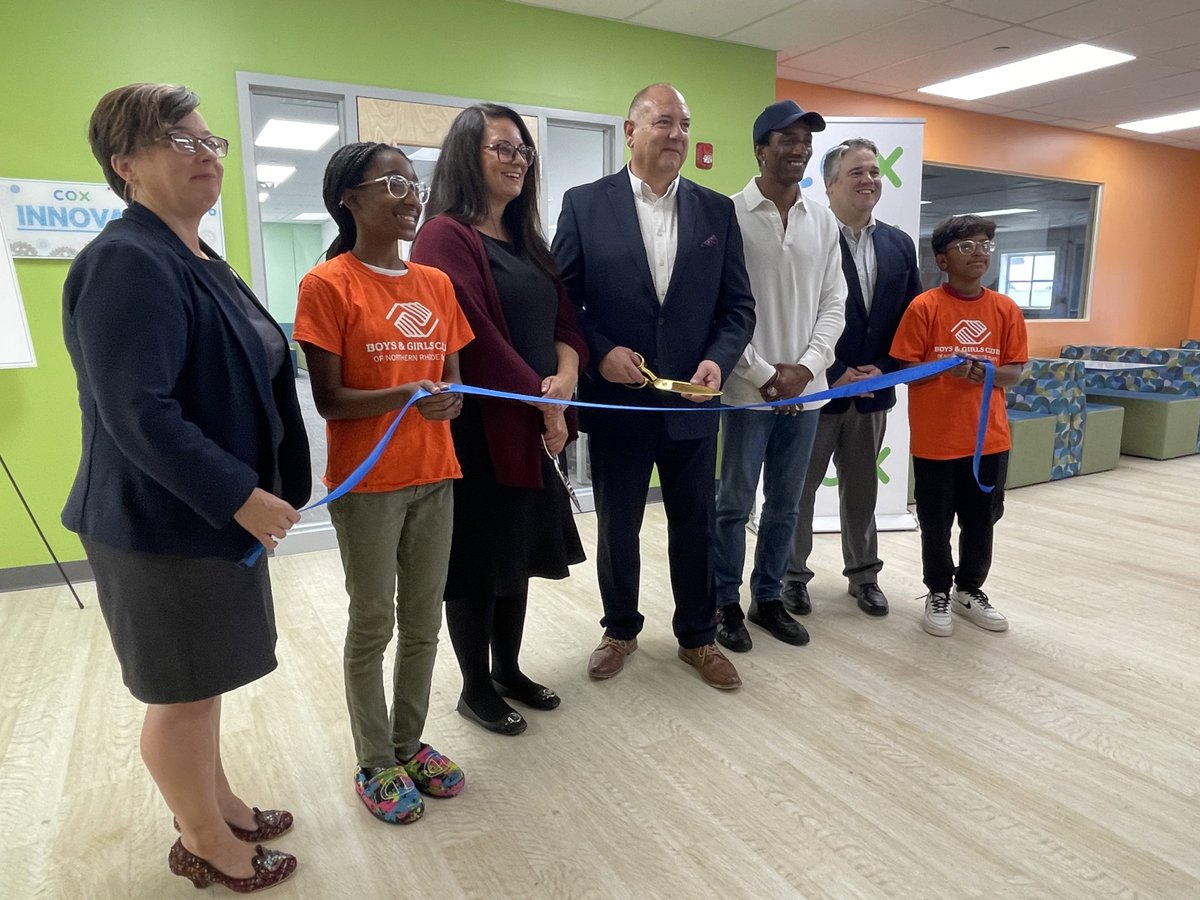 RISenate's tweet photo. .@MelissaMurrayRI &amp; Sen. Picard joined former New England Patriot @ReadWithMalcolm &amp; @CoxComm to celebrate the new Cox Innovation Lab at the Boys &amp; Girls Club of Woonsocket (@bgcnri). The Lab will help bridge the digital divide for children without home computer/internet access. https://t.co/AS2B7gNro2