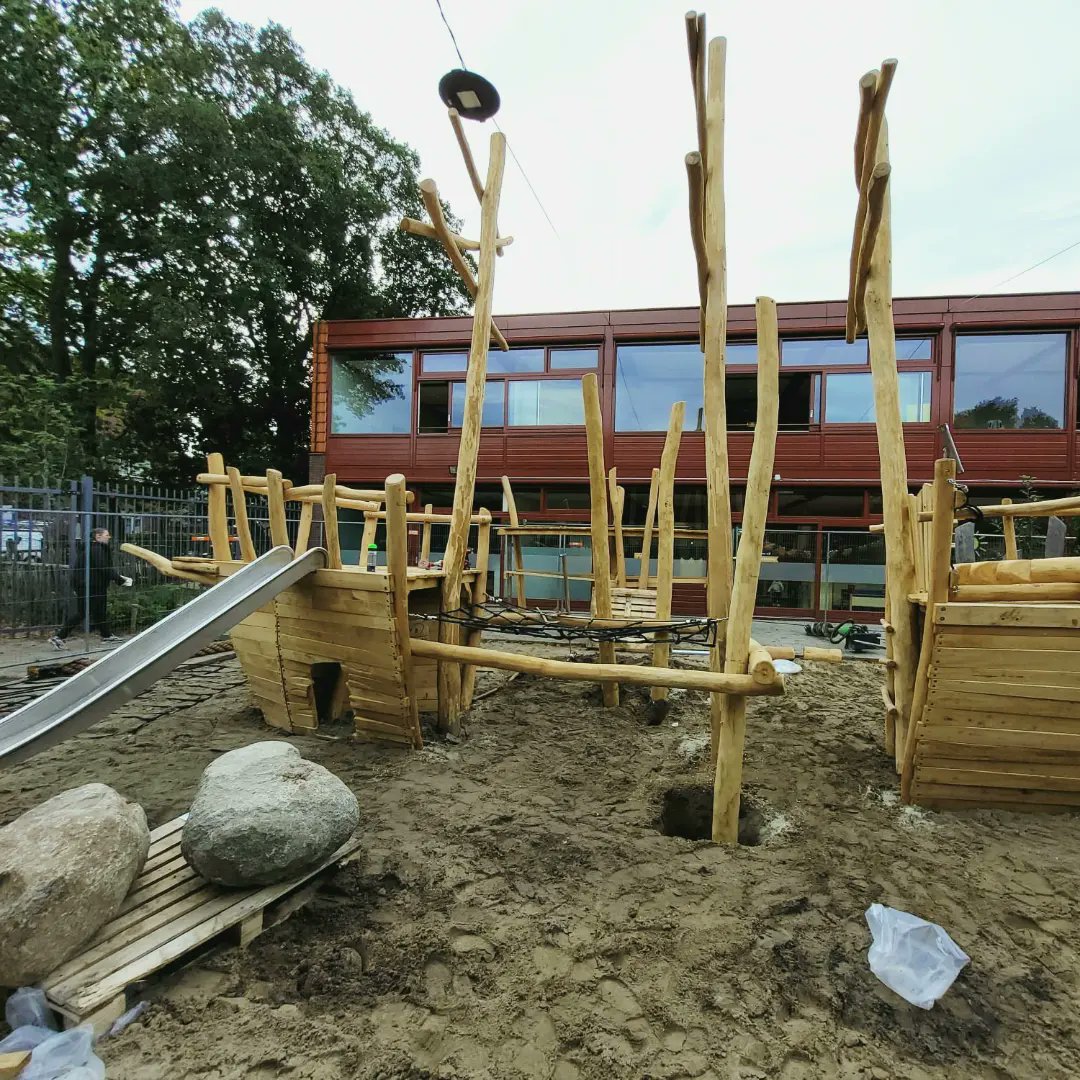 In navolging van het groenblauwe schoolplein bij basisschool Paschalis in Den Haag wordt nu ook het speelschip door Speelmaatje vernieuwd... #nogmeertebeleven #groenschoolplein #natuurlijkspelen