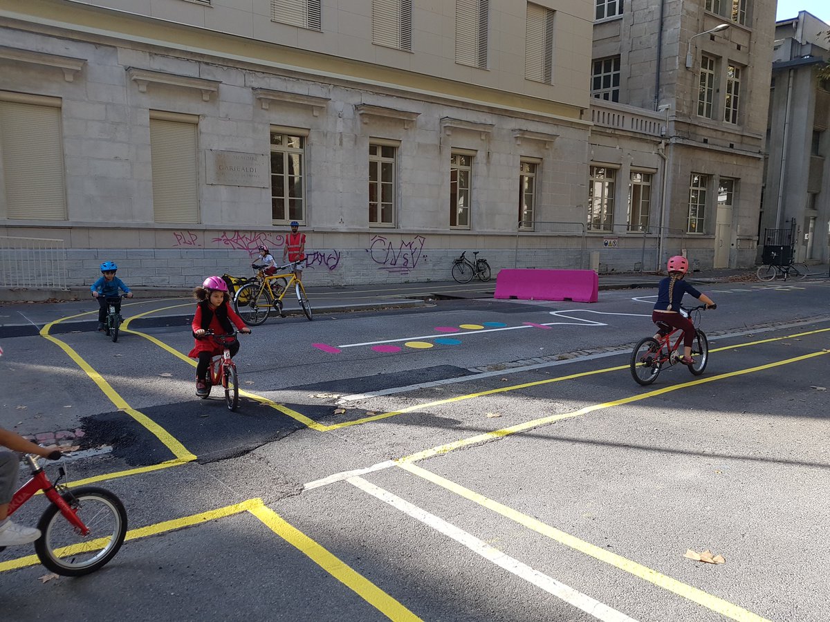 Hier a été peint le parcours maniabilité vélo que nous avions proposé pour les aménagements temporaires de la place des Martyrs. Ce matin, les 6-10 ans qui participaient au stage 1ers coups de pédales ont pu l'inaugurer, un bon exercice pour tester leur nouvelle habilité à vélo !