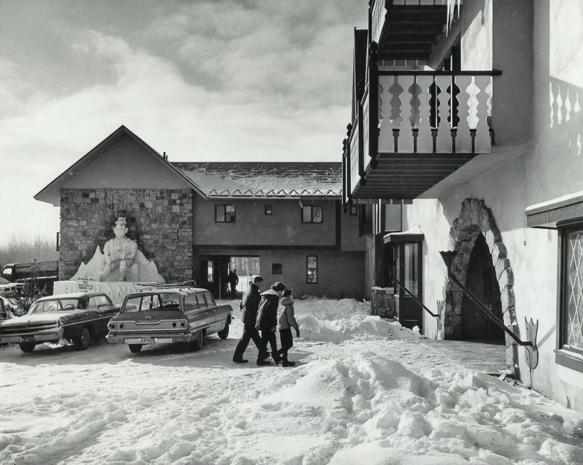 HighlandsatHS's tweet photo. Throwback time!
We love this image of The Highlands Main Lodge and the vintage vehicles.
Check out the snow sculpture where the current waterwheel is now located!
#tbt #thehighlands #skihighlands #northernmichigan #highlandshighlight #petoskey #harborsprings https://t.co/7UhfXEKjfK