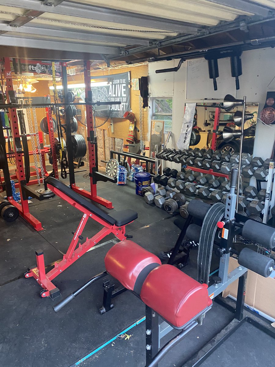 TheBigAndSexy70's tweet image. Hey @bertkreischer wanna lift in my garage when you come to Sioux Falls on March 23rd? I got tickets for myself and my whole family!!! We could drink titos and bench if you wanted