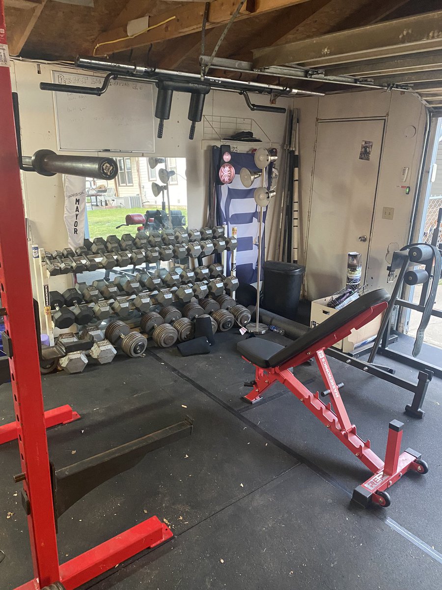 TheBigAndSexy70's tweet image. Hey @bertkreischer wanna lift in my garage when you come to Sioux Falls on March 23rd? I got tickets for myself and my whole family!!! We could drink titos and bench if you wanted