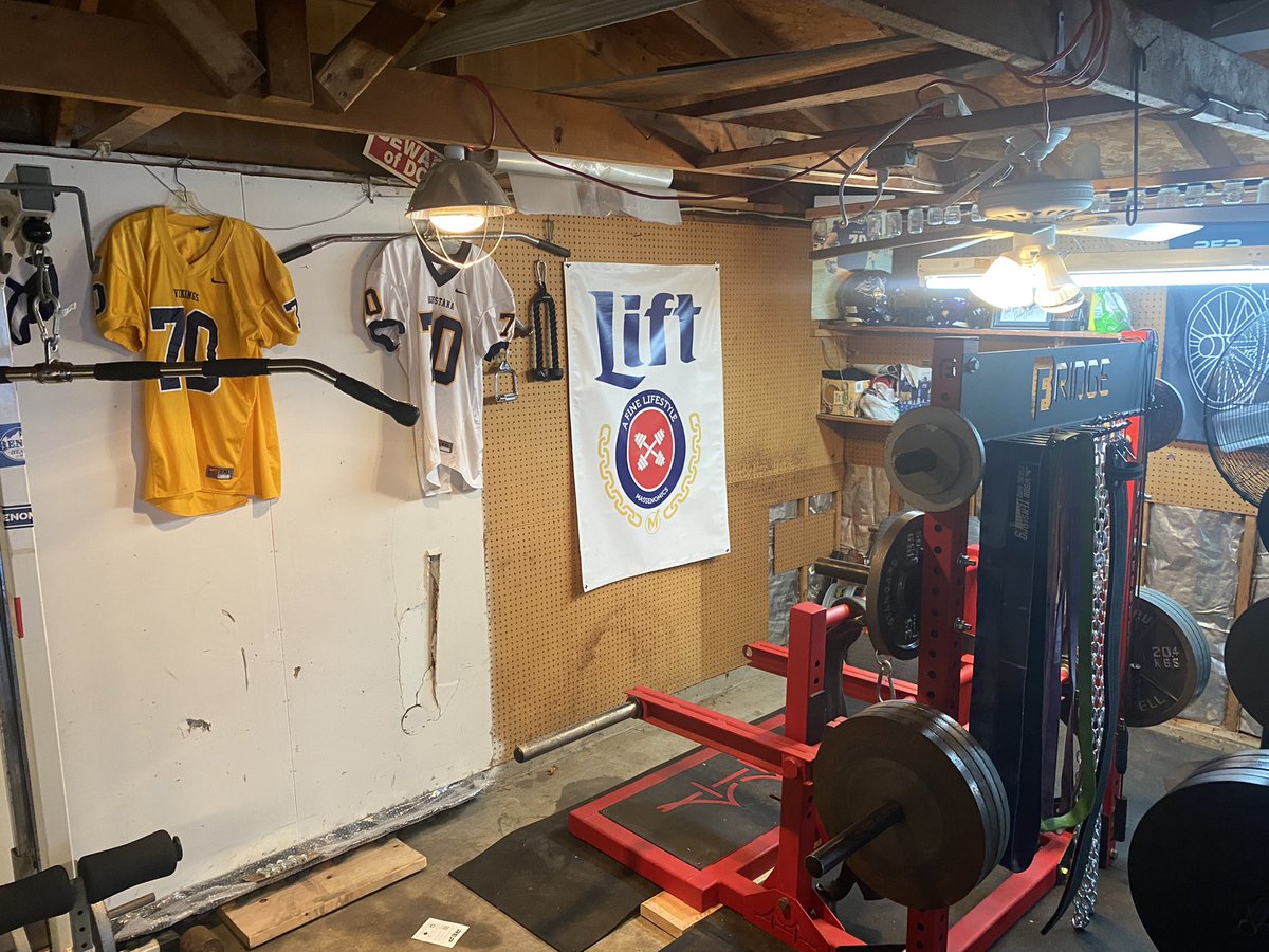 TheBigAndSexy70's tweet image. Hey @bertkreischer wanna lift in my garage when you come to Sioux Falls on March 23rd? I got tickets for myself and my whole family!!! We could drink titos and bench if you wanted