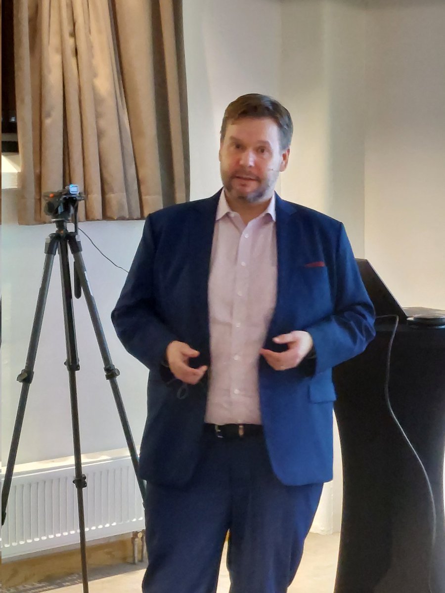 Lauri Lehtonen <a href="/storaenso/">Stora Enso</a> kertoi <a href="/teollisuudenmht/">Teollisuuden Metsänhoitajat ry</a>, miten ennen sellutehtaassa mustalipeänä energiaksi poltetusta puun ligniinistä aletaan tehdä akkujen anodimateriaalia (Lignode) 2025. Tarve vastuulliselle akkumateriaalille on valtava maailmassa. #Metsäpäivät