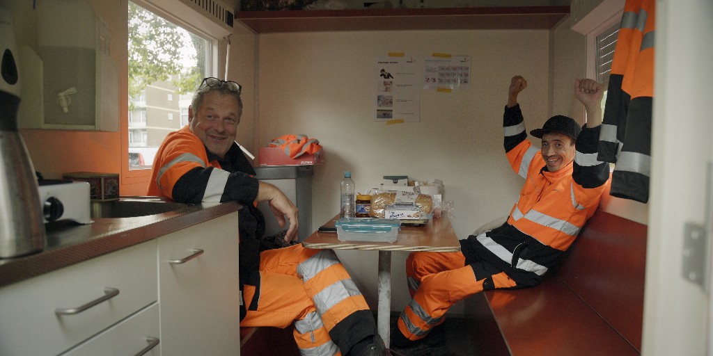 EARCATCH's tweet image. 📺 Vanavond de première van deze nieuwe tv-documentaire om 22:18 op @NPO2: #CodeGroen.
Ze zijn fysiek of mentaal niet voor honderd procent inzetbaar op de arbeidsmarkt en ontdekken hoe ze zichzelf weer in de spiegel durven aan te kijken. 

Met #audiodescriptie in #Earcatch. #SAVT