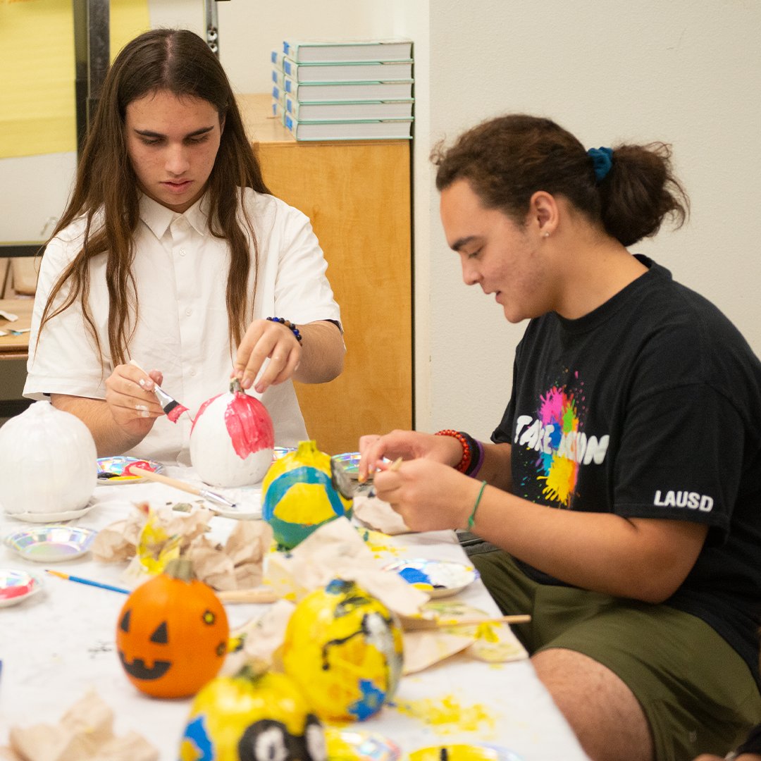 educare_fdn's tweet photo. Thank you to all the students who made it out to @downtownmagnets for their annual #Halloween #pumpkin painting. Great job to the students and the #EduCare team for putting it all together. #afterschoolmatters #Heartset #lightonafterschool https://t.co/g79SijTGkP