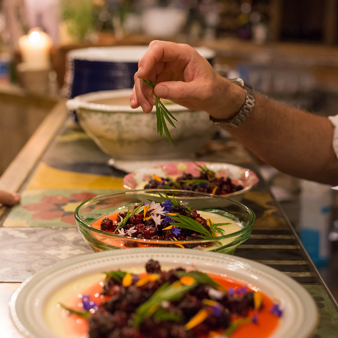 The_Pig_Hotel's tweet photo. Our Chef Meets Sommelier Suppers are back with an evening at THE PIG-near Bath on Tuesday 22nd November 2022! 🍽️

For £110 per person, celebrate the very best of local wine, paired with a seasonal game menu in a family-style feast!🍷

To book, click here: https://t.co/XWEflPIMe1 https://t.co/hellUNXMaF