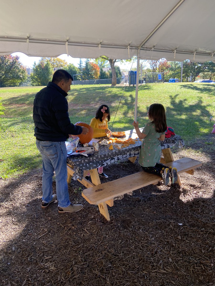 Pumpkin day was a success! Thank you to all the volunteers who helped make this happen #smallschoolbigheart <a href="/ColumbiaES_fcps/">Columbia Elementary School</a>