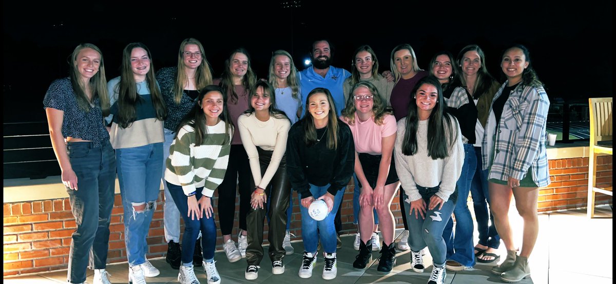 MaggieN_vball's tweet photo. This group of girls is so special to me and I LOVE every single one of them!! Ending the season 33-7 (which is a program record of wins btw;) I am so thankful that I got to be a part of this wonderful team!💙💙💙 #1yearleft #classof2024 #SCISA https://t.co/A7zcauxbry