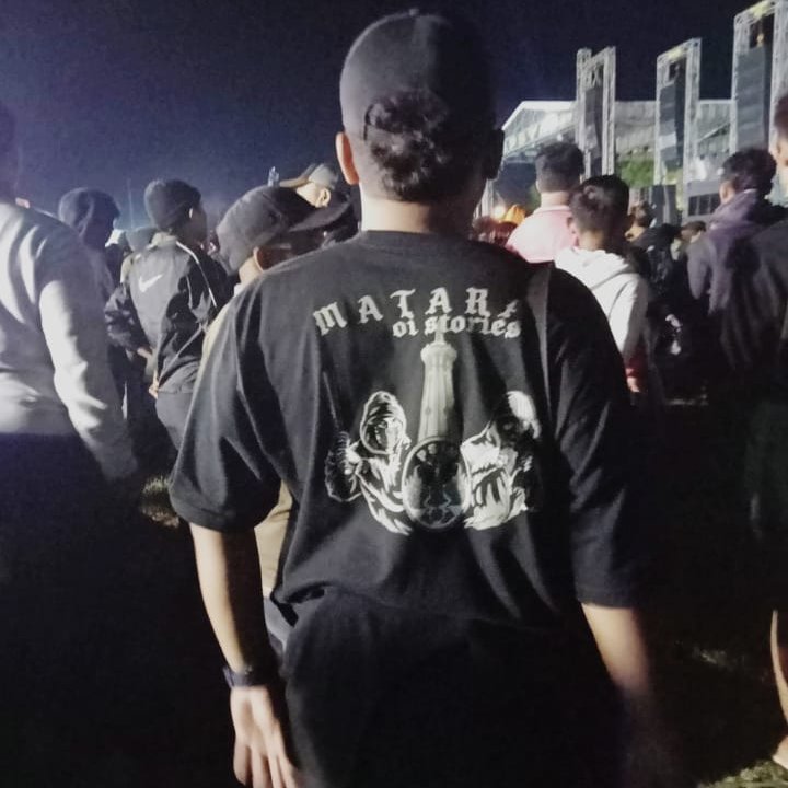 Pisan pisan nonton dangdut...Ngo kaos kebangane sederek jogja nek wani nyenggol tak kateri raimu
#LAGIWEGAHMIKIDAHGITUAJA