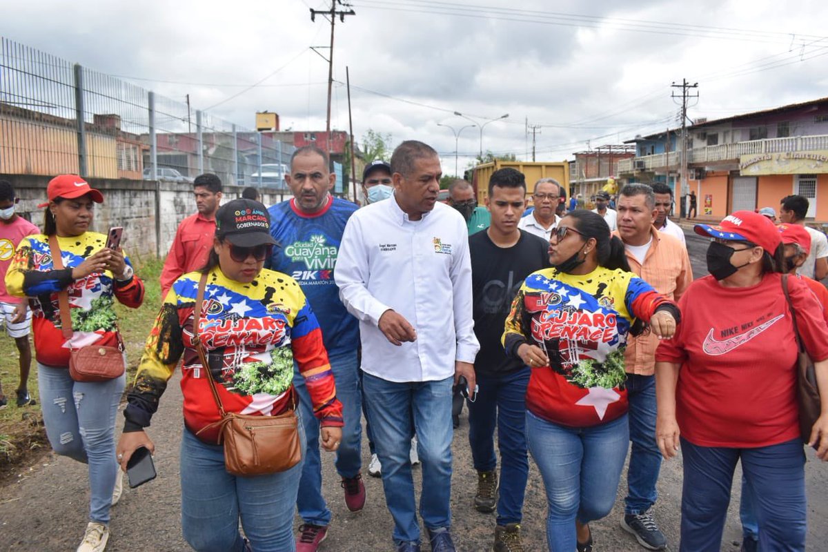 La fiesta  del asfalto sigue en Guayana !!! Nos vinimos al sector de Curagua Parroquia Unare junto al Poder Popular nosotros seguiremos logrando lo mejor para nuestra gente <a href="/NicolasMaduro/">Nicolás Maduro</a> <a href="/delcyrodriguezv/">Delcy Rodríguez</a>