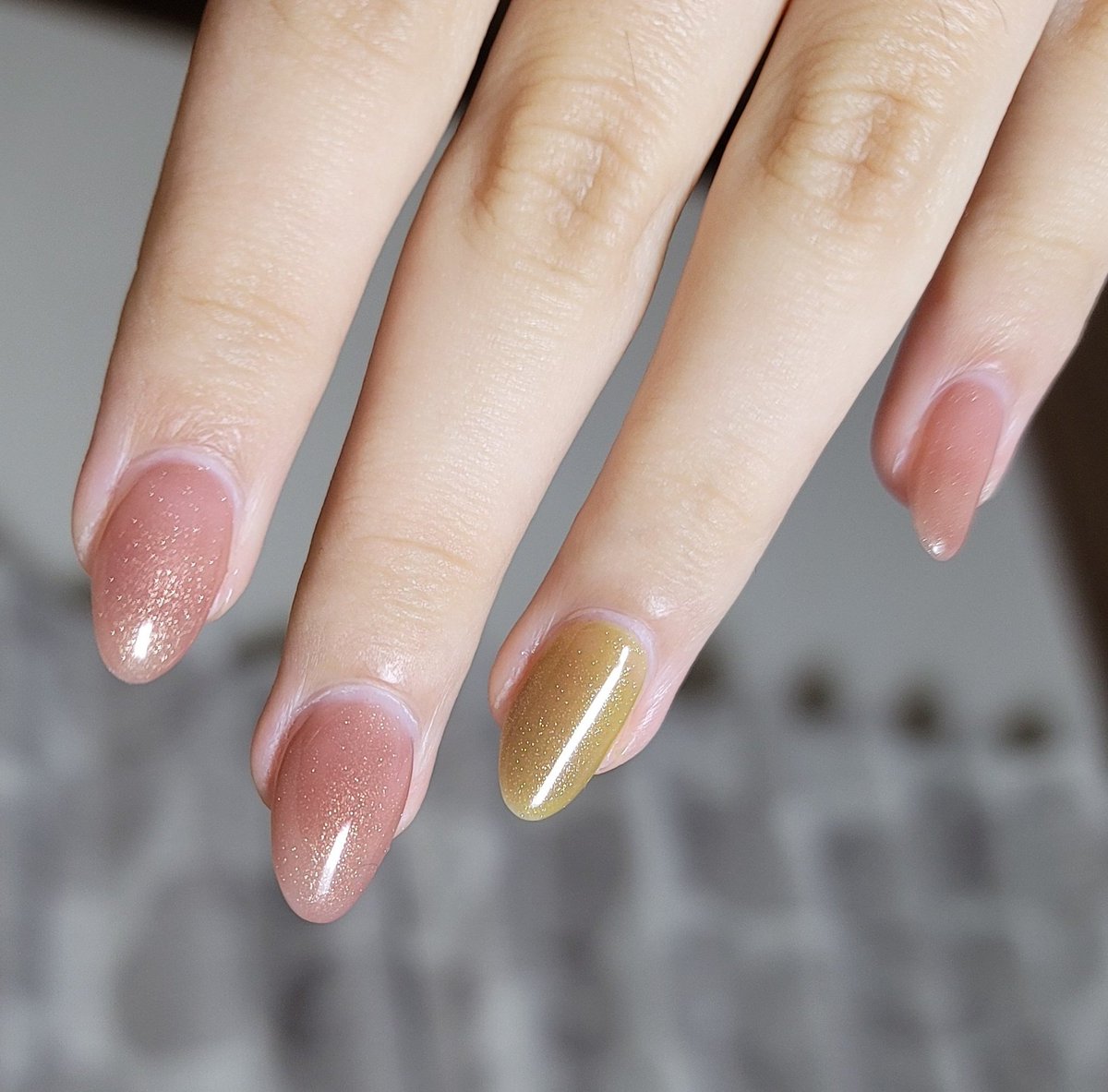 null_nail's tweet photo. ついに塗れたよシナモンシュガー.ᐟ.ᐟ
可愛いいいい゛…😭😭ゴールドラメザクザクなのに透明感やばい…😳明日太陽光でも撮ってみるわ…✊✨
薬指はピスタチオの上に重ねシュガー…上品な深みが出て可愛すぎ🤦‍♀️
#ジェルミーワン
#シナモンシュガー
#ピスタチオ https://t.co/EqrjcdrqjD