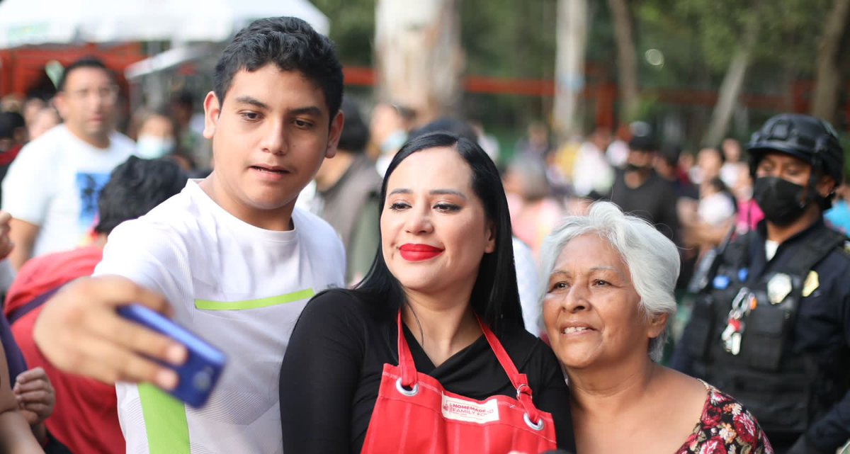 Ayer en la Ruta de la Alegría a niños y adultos de #Tlatelolco, les hablé de los objetivos para este #SegundoAñoDeGobierno que ya inició:

1. Ser la alcaldía más iluminada de la #CDMX.
2. Inversión en parques y jardines.
3. Cero baches.

¡#Cuauhtémoc invierte bien su presupuesto!
