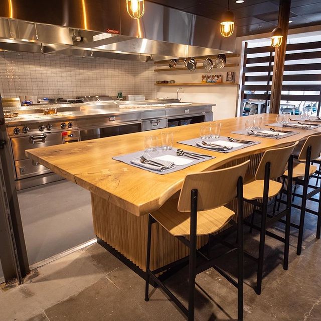 HestanTeam's tweet photo. Grabbing the best seat in the house 👩‍🍳 (📷: @chadsarno)
#foodandbeverage #backofhouse #cheflife #miseenplace #soigné #soigne #gastronomy #worlds50best #restaurantlife #hestan #michelin #michelinguide #chefsroll #finedining #psycooks #cooking #theartofplating #design https://t.co/GKhD4q9xYd