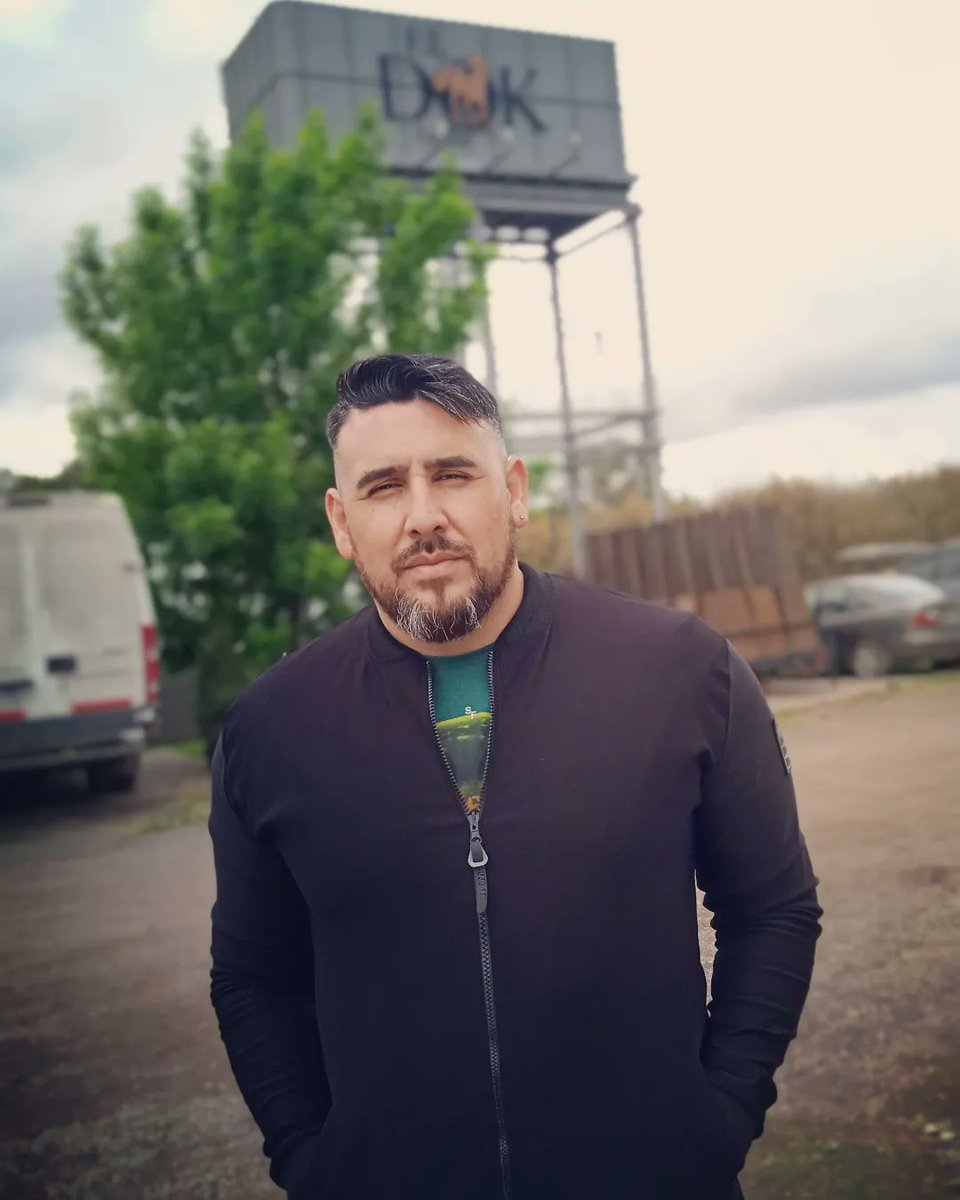 EDUARDO64711905's tweet photo. Trabajando en la hermosa locación de @eldokharas y también improvisando un book, para pasar el rato
#lacaballeriza #pilarbuenosaires #eldokharas #organizadoradeeventos #ambientacion #stagemanagers #stagemanagerproblems #bloggerbear #bloggeredit #styleblogger #bookblogger https://t.co/B4dXMiBL5z