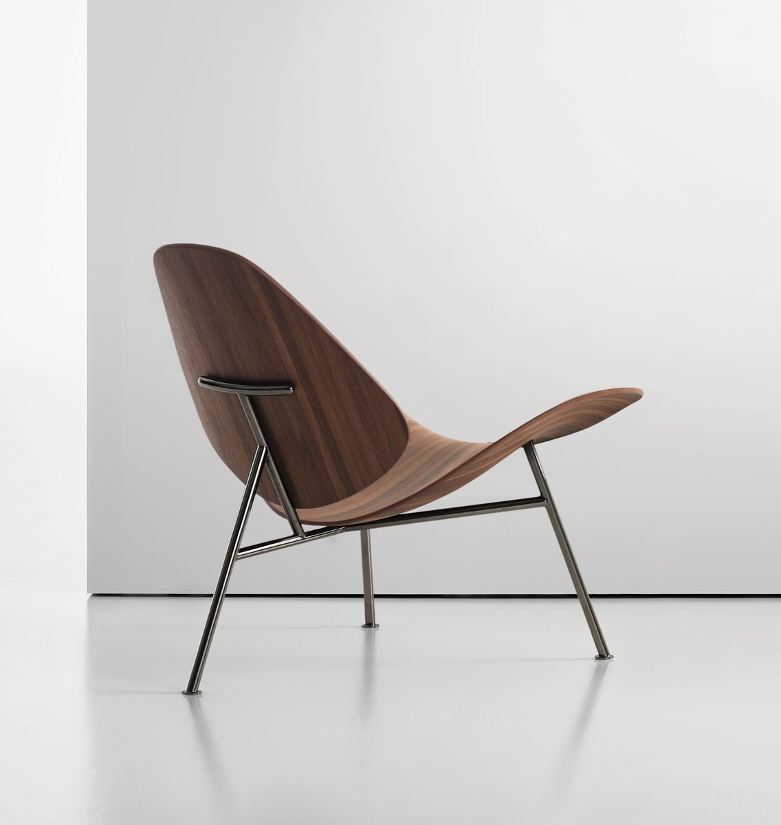 brezachsolution's tweet photo. Pedersen by Bernhardt Design is a striking example of the beauty in simplicity. Inspired by an open seashell, the simple 3 legged chair is a functional sculpture and incredibly comfortable. #design #officefurniture #furniture #furnituredesign #office #beauty https://t.co/A3YCgqf1Vj