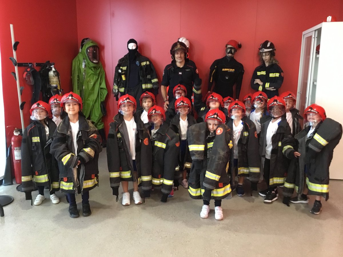 LJGW06's tweet photo. Year 1 @BSB_Barcelona had so much fun today visiting the Parque de Bomberos in Val d'Hebron en Barcelona; learning about our wider community and heroes without capes. They loved getting in the fire engine and listening to the siren, plus trying on the clothes! https://t.co/o2kZG92ICf