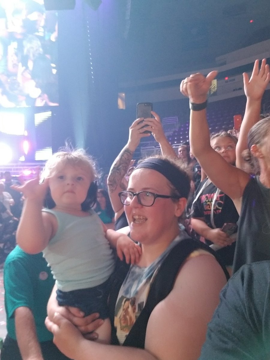 JDsGiggles's tweet photo. @NKOTB @ParisVisone @joeymcintyre My grandbaby bh with her momma joined me in Hershey. This lil one loved the attention from @joeymcintyre &amp; @DonnieWahlberg .She watched for @DonnieWahlberg to come back to her all nite. https://t.co/6bzuCWY8Cs