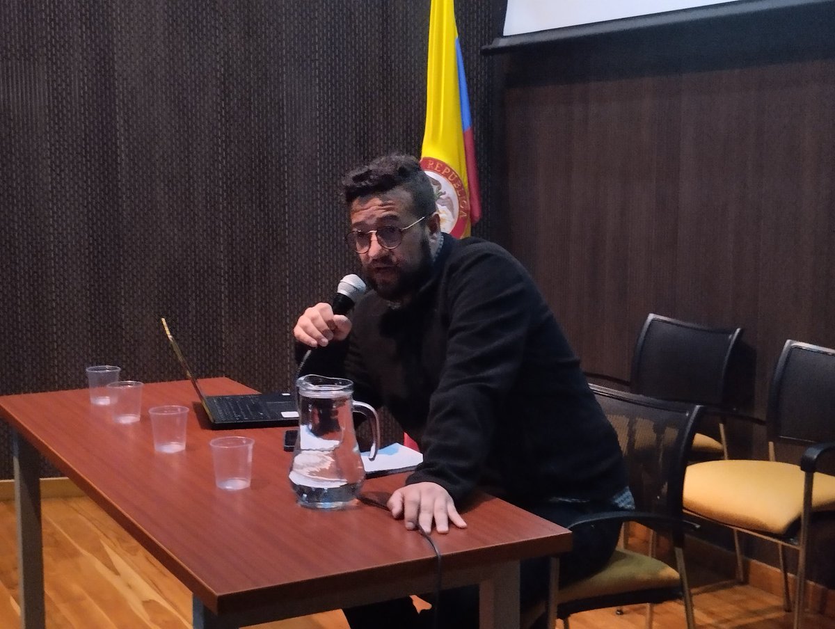fedehuve's tweet photo. Alejandro Restrepo, directivo de ONG #Paz y #Reconciliación presenta el tema: La Paz en #Colombia desde un 
enfoque binacional: el rol de la #juventud

En el marco del taller DERECHOS HUMANOS, PAZ Y DEMOCRACIA 🙌🏼

#FEDEHU https://t.co/ifXRLTRZwn
