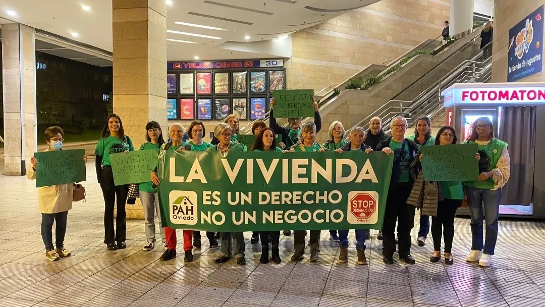 La pasada semana tuvimos el privilegio de pasar una noche emocionante con nuestrxs compañerxs de la PAH. Personas valientes e incansables a quiénes queremos y a admiramos y con quiénes día a día compartimos luchas, rabia e ilusiones!