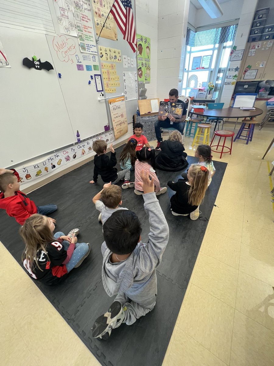 Miss_Geiss's tweet photo. Brought a mystery reader with me in first grade today! Mr. Anderson and I loved sharing #SecretPizzaParty with these students! @54Elementary #TeachMorris https://t.co/pY5fUVFeLJ