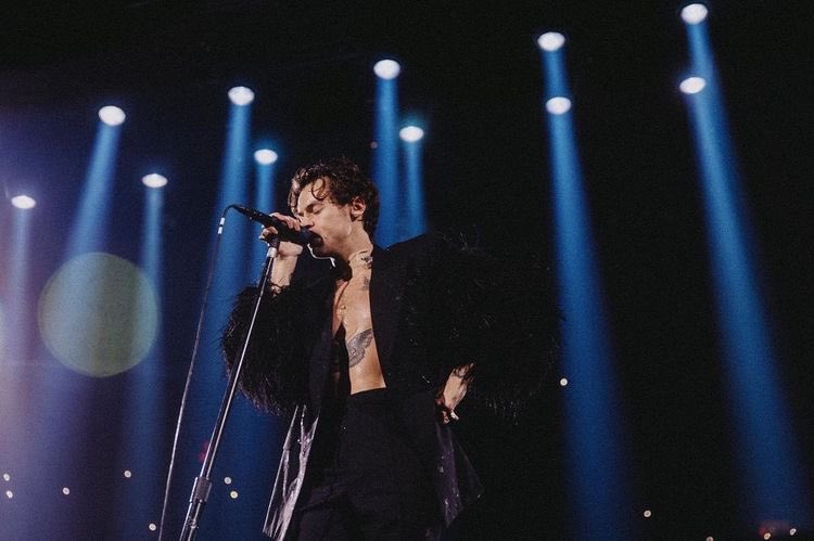sunflwrlls's tweet photo. interessantíssimo que o look que ele escolheu pra cantar pra salvar a própria vida é o mesmo do primeiro show no MSG.

(balinha pra quem descobrir a quem o MSG tá ligado 💝) https://t.co/ra6O9KPpTO