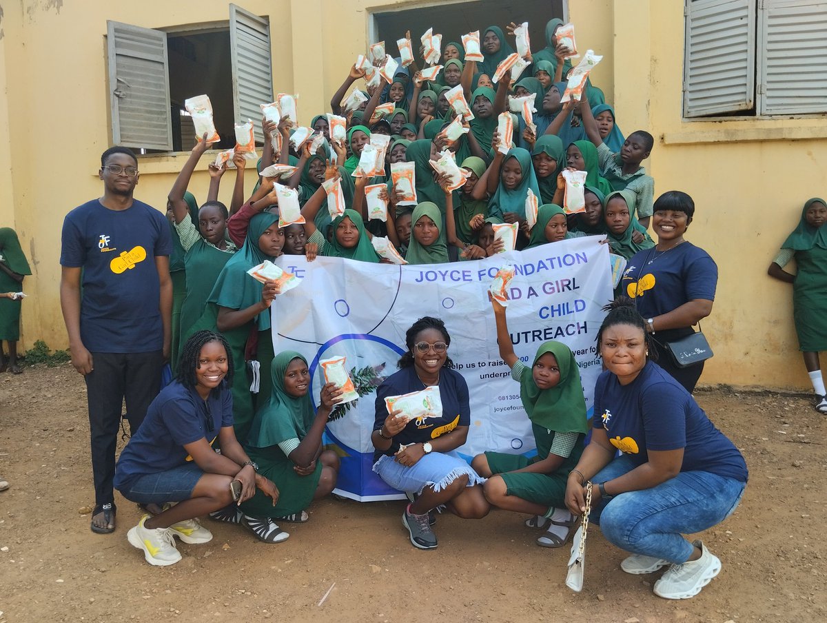 Joycfoundation's tweet photo. Today 27th October, we visited Obalaoye grammar school junior girls as we continue to celebrate a girl child and padding them up with @PrincessBumsque and other volunteers. 
#300reusablpadsfor300girls
#padupagirlchild
#padup
#Reusablepada
#SDGs 
#Sdg3 . https://t.co/QNBshPCArQ