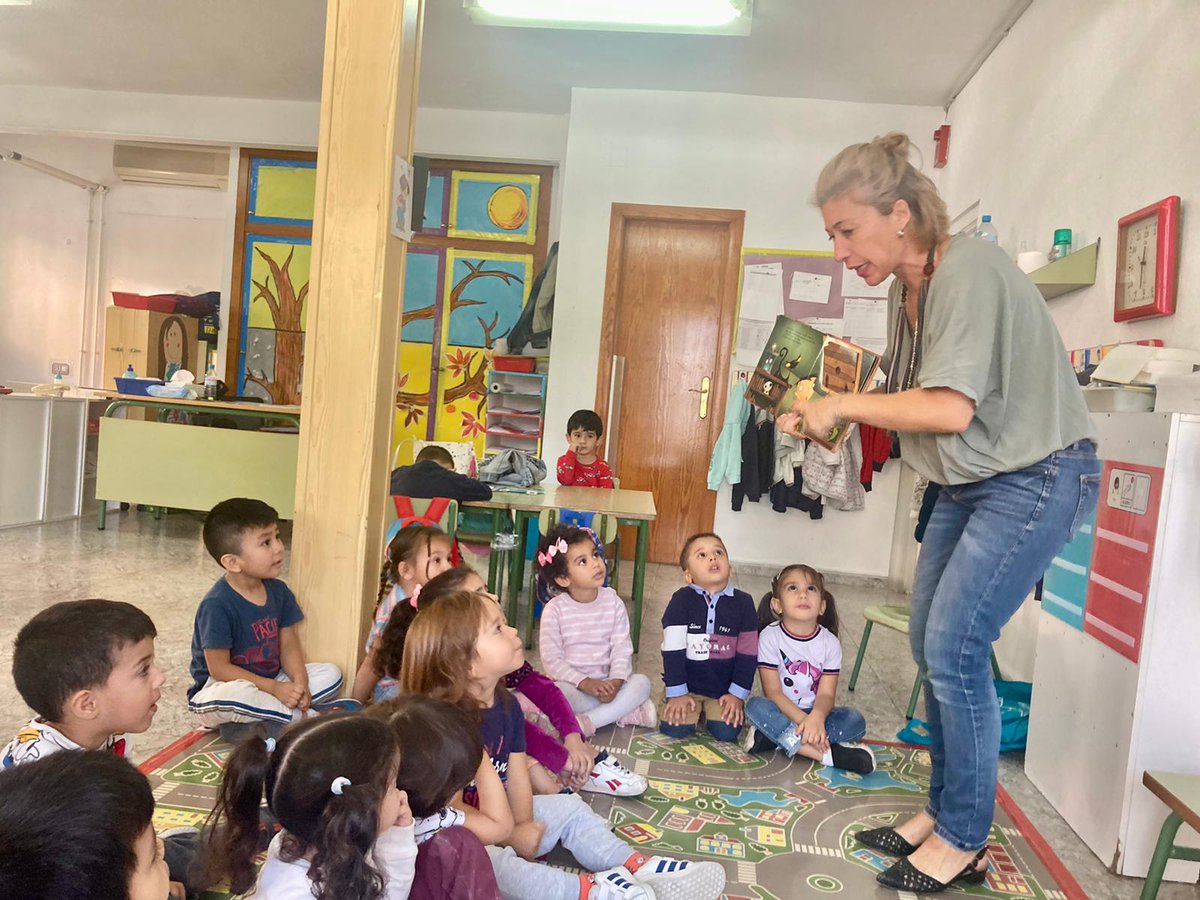 CeipSanAntonio's tweet photo. Hoy, los alumnos de 3 años de Educación Infantil del @CeipSanAntonio #MolinadeSegura han recibido una divertida visita con la actividad “Cuento con mi cole”, impulsada por la @educamolina del @AytMolinaSegura.
¡Qué bien lo hemos pasado!
#CrecerAprenderSoñar
@Isabelgadea https://t.co/QLTqnf5hLd
