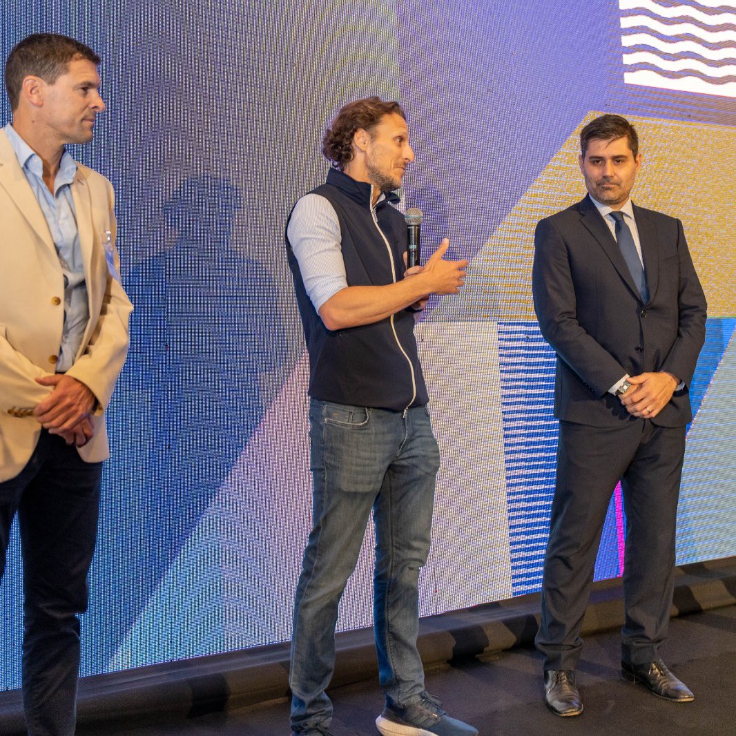 FIFPRO's tweet photo. It was great to have @Uruguay legend @DiegoForlan7 join us during this morning‘s session at #FIFPROGA22! 🇺🇾 

@davidaganzo | @Mutual_Uru https://t.co/MMAzXHZr1p