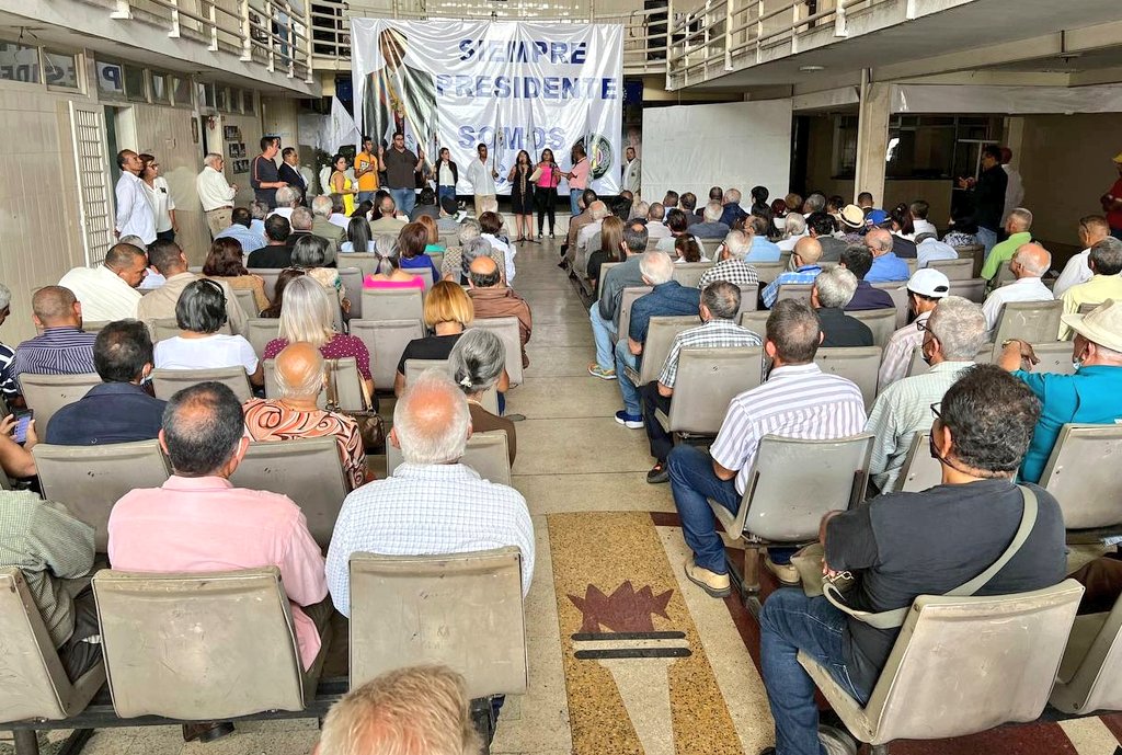 SobellaMejias's tweet photo. #27Oct | Rendimos homenaje al Centenario de su Natalicio Carlos Andrés Pérez. Líder, estadista y visionario. ¡Honor, a quien honor merece! #SomosCAP https://t.co/QbOql3xOEk