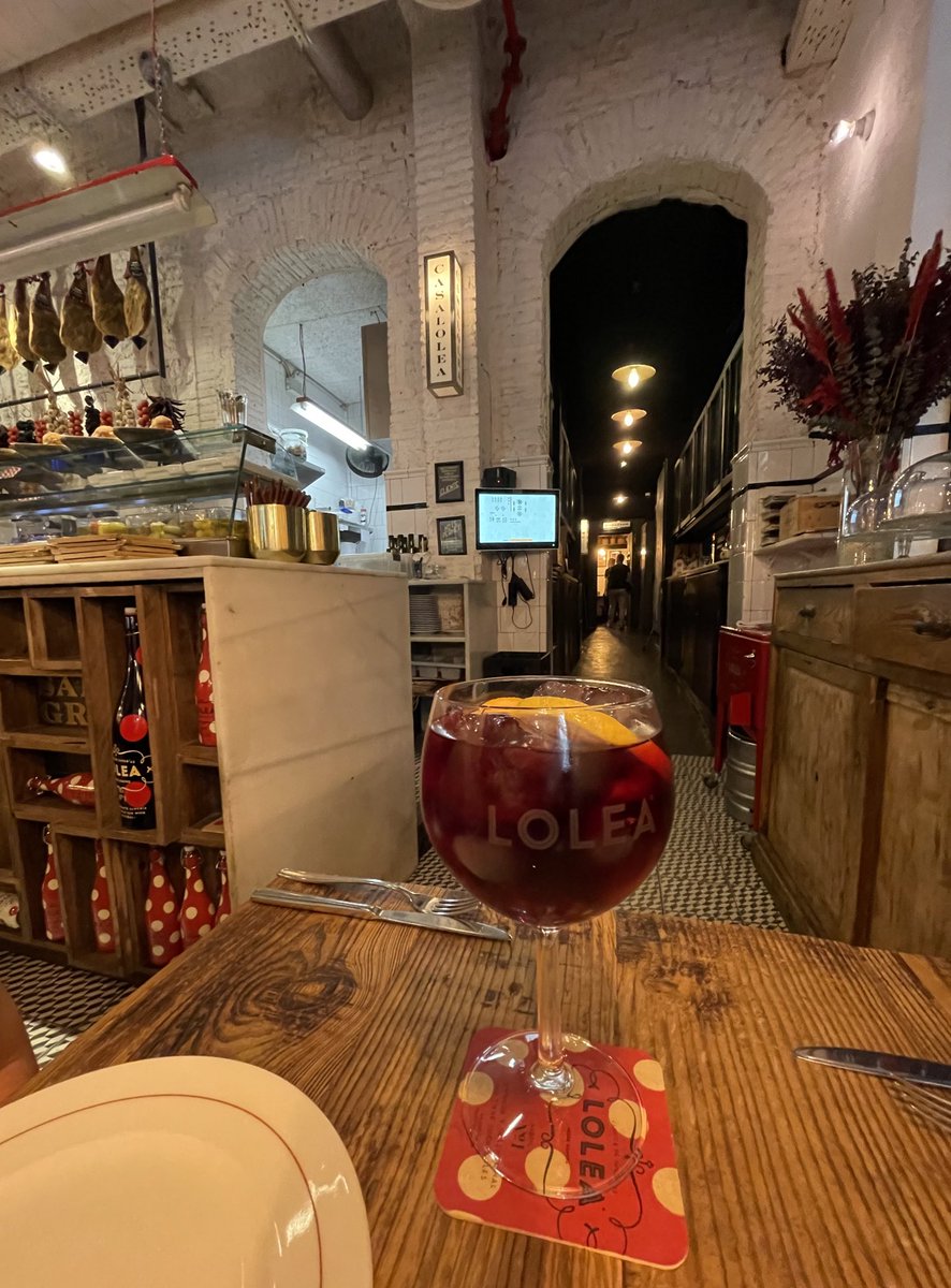 WillyMo15's tweet photo. Un lugarcito mágico en BCN!
#Lolea 🍷🐷 https://t.co/ZhUSiIgvI9