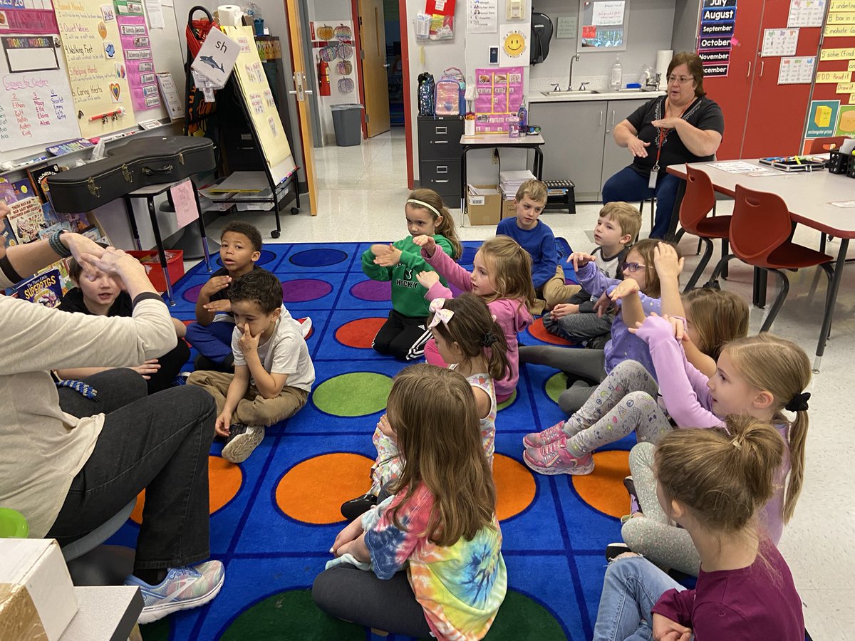ablaine_cv's tweet photo. This morning in Mrs. Ehrensbeck’s class, students sang a bucket filling song and discussed ways that they can fill someone else’s bucket today. @CVCSDWarriors https://t.co/ok2XJvXppV