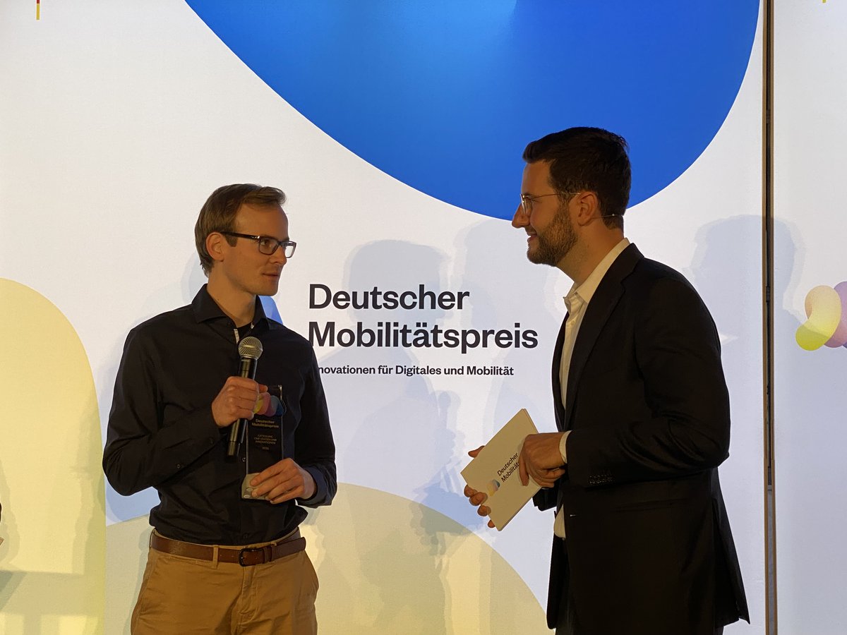 DMP_innovativ's tweet photo. Den Deutschen Mobilitätspreis in der Kategorie DMP | Daten und Innovationen erhält OPENER next, eine #Crowdsourcing-basierte Anwendung, in der Userinnen und User über die App #OpenStop Eigenschaften von Haltestellen eintragen, um barrierefreie Routen kenntlich zu machen. https://t.co/0YSM8aik1p
