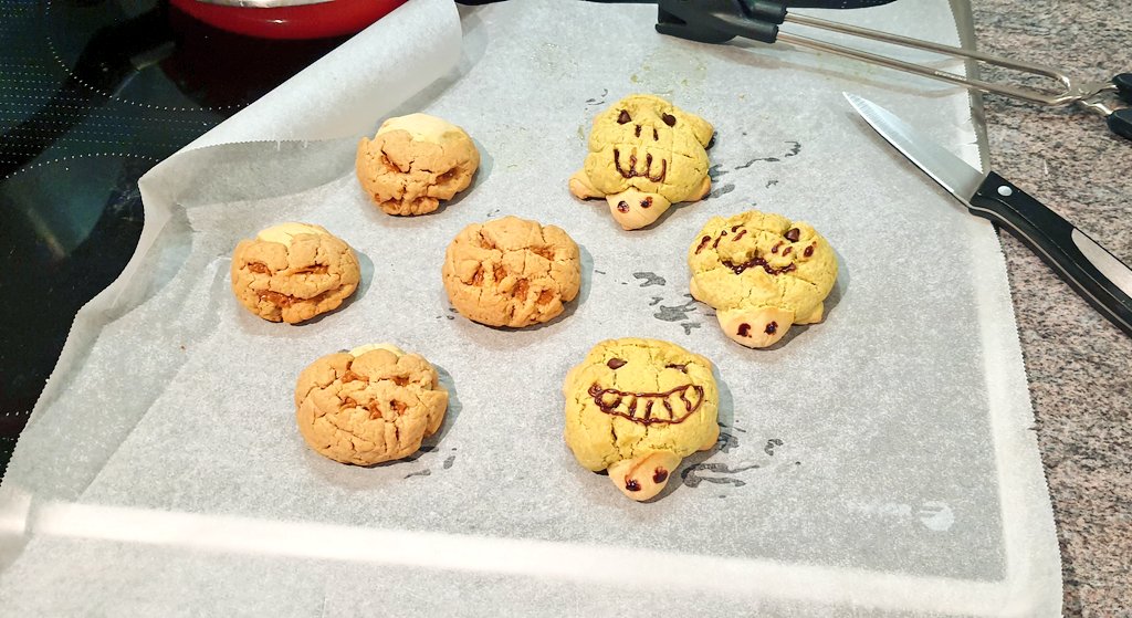 repostemis's tweet photo. He vuelto a hacer pan de melón, esta vez versión Halloween (o intento de ello) 😈💀 https://t.co/dlRCw1ZObJ