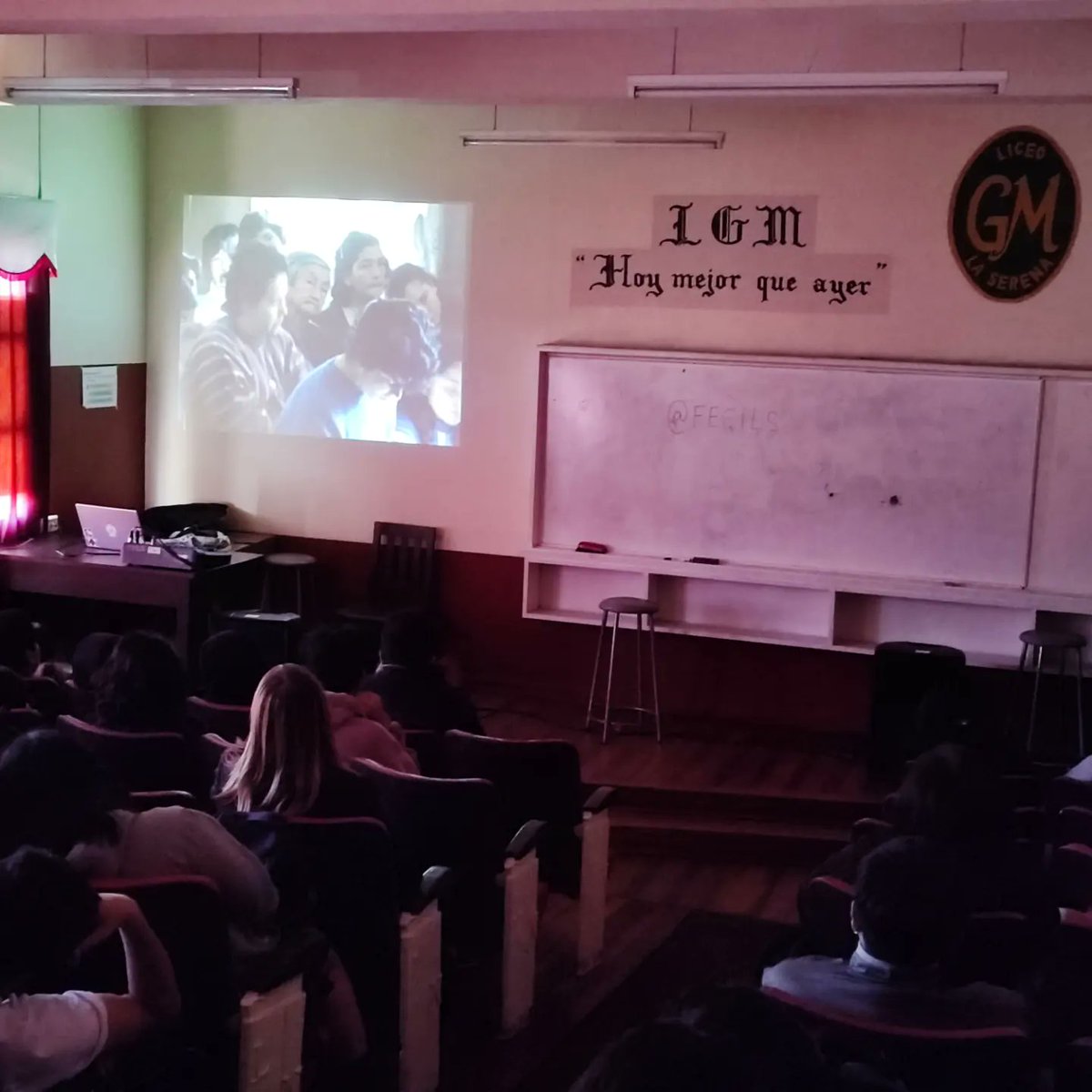 liceogmls's tweet photo. El Festival Internacional de Cine de La Serena, FECILS   llegó al Liceo Gabriela Mistral con la exhibición de las obras "Cien Niños Esperando un Tren" (1988) del director Ignacio Agüero y la película "Los Niños" (2016), de Maite Alberdi. https://t.co/7i9FddAR91