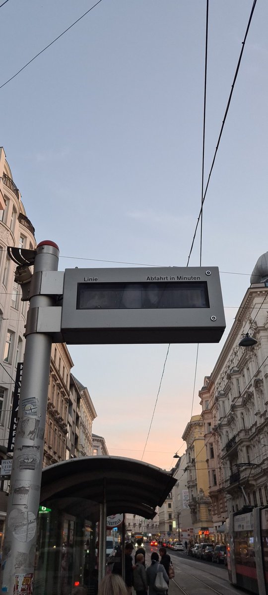 ShamanDrood's tweet photo. @wienerlinien Ist die seit einigen Tagen beidseitig fast unlesbare Anzeige bei der Bim-Station Taborstraße Teil des Energiesparprogramms? Wenn nein: über eine Reparatur würden sich viele Fahrgäste freuen! https://t.co/mkV1c43XQD