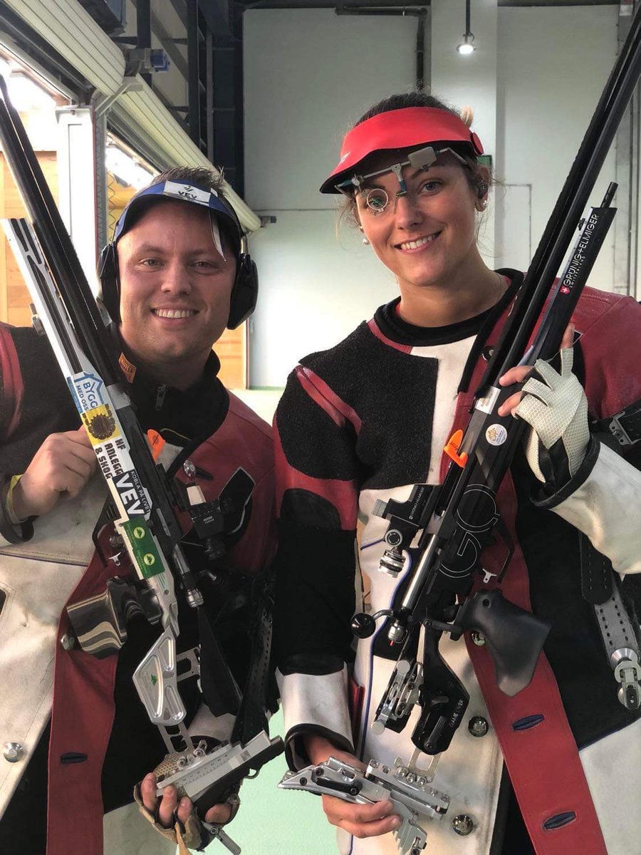 På VMs siste dag vinner Jeanette Hegg Duestad og Simon Kolstad Claussen 300m liggende mixed team. Dermed 4 gull på begge to i Kairo. Norge med 12 medaljer - 7 gull, 3 sølv, 2 bronse. Kun Kina og India var bedre enn Norge.