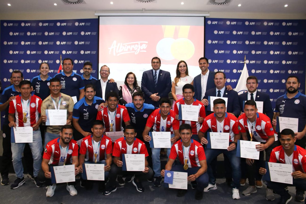 #FamiliaPynandi 👣⚽️🥇 Siguen las celebraciones para los 𝙋𝙮𝙣𝙖𝙣𝙙𝙞 𝙙𝙚 𝙊𝙧𝙤, que reciben el reconocimiento por la obtención del primer lugar en el podio de @asu2022oficial. ¡Felicitaciones @lospynandipy, que sigan los éxitos! 🥳 #VamosParaguay 🇵🇾 #ASU2022 🙌