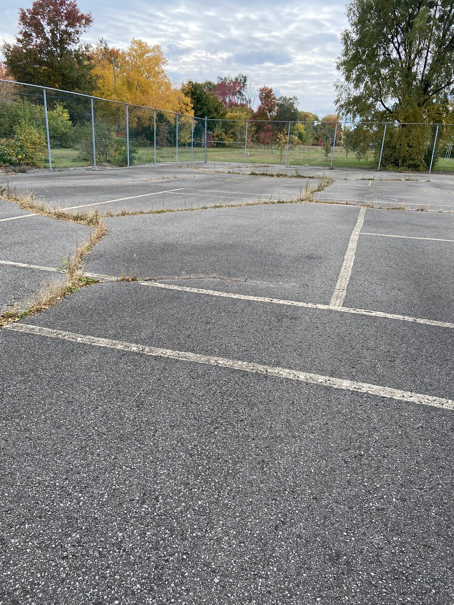 Pendant que nous construisons des centres sportifs de luxe et finançons des fédérations sportives des millions de dollars, les enfants dans les centres de réadaptation jouent au tennis là-dessus. <a href="/IsabelleCharest/">Isabelle Charest</a> ces enfants ont besoin de faire du sport. Ils méritent mieux. 🙏