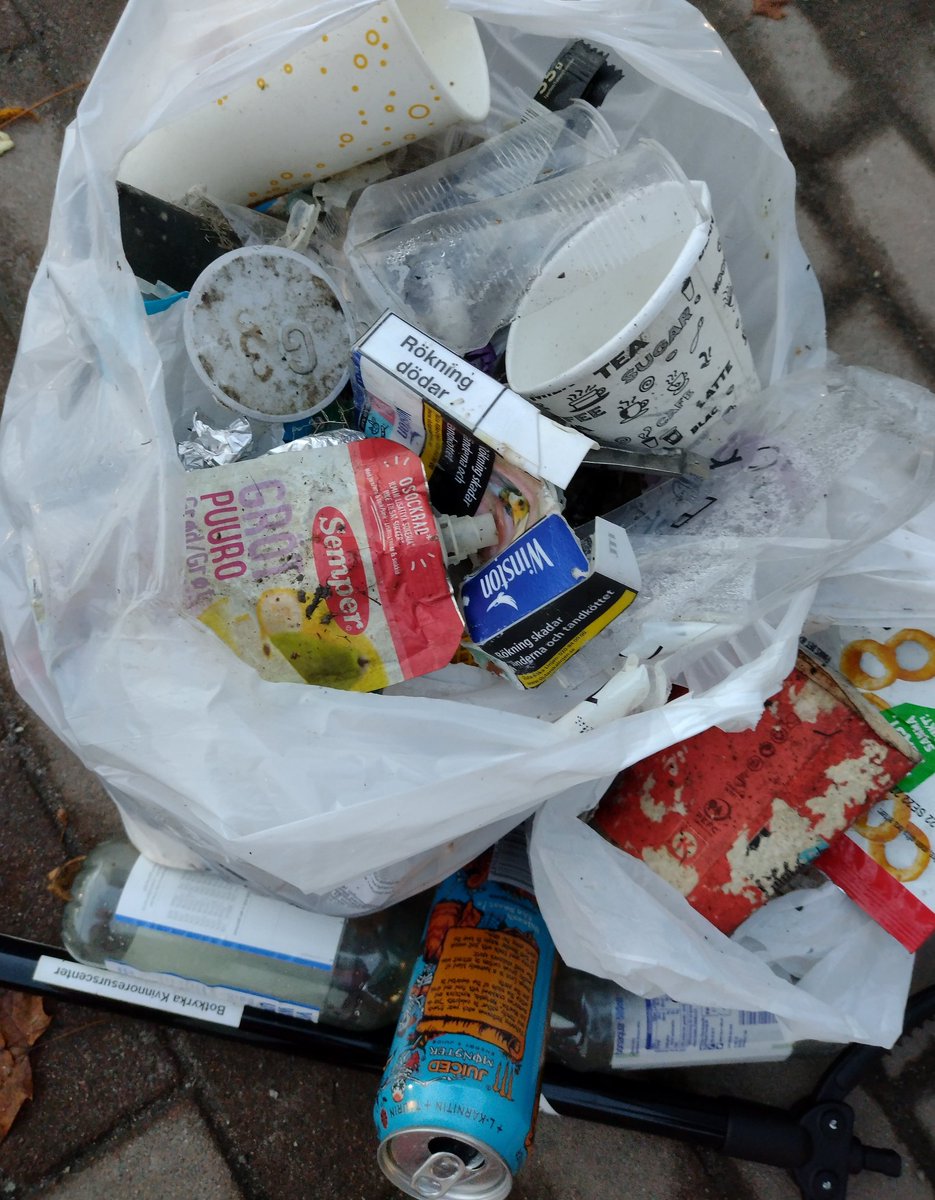 123Paivi's tweet photo. Man blir mest ledsen när man hittar matförpackningar för bebisar på marken. Stackars barn! Man kan inte få välja sina föräldrar.
#plogg #plogging #plockaskräp #tahandomnaturen #thereisnoplanetb #botkyrkakvinnoresurscenter #roska https://t.co/Uv4GqAa50O
