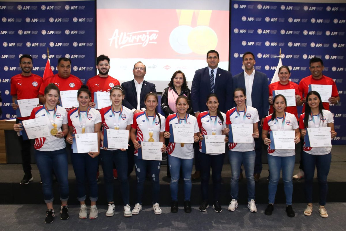 En lo más alto 🏃‍♀️🥇 Con cinco victorias consecutivas se quedaron con el 𝕆𝕣𝕠. Las imbatibles de @asu2022oficial 🇵🇾, son reconocidas por esta histórica campaña. 👏 ¡Que siga la cosecha dorada @FutsalAPF! 🥇🎉 #VamosParaguay 🇵🇾 #ASU2022 🙌