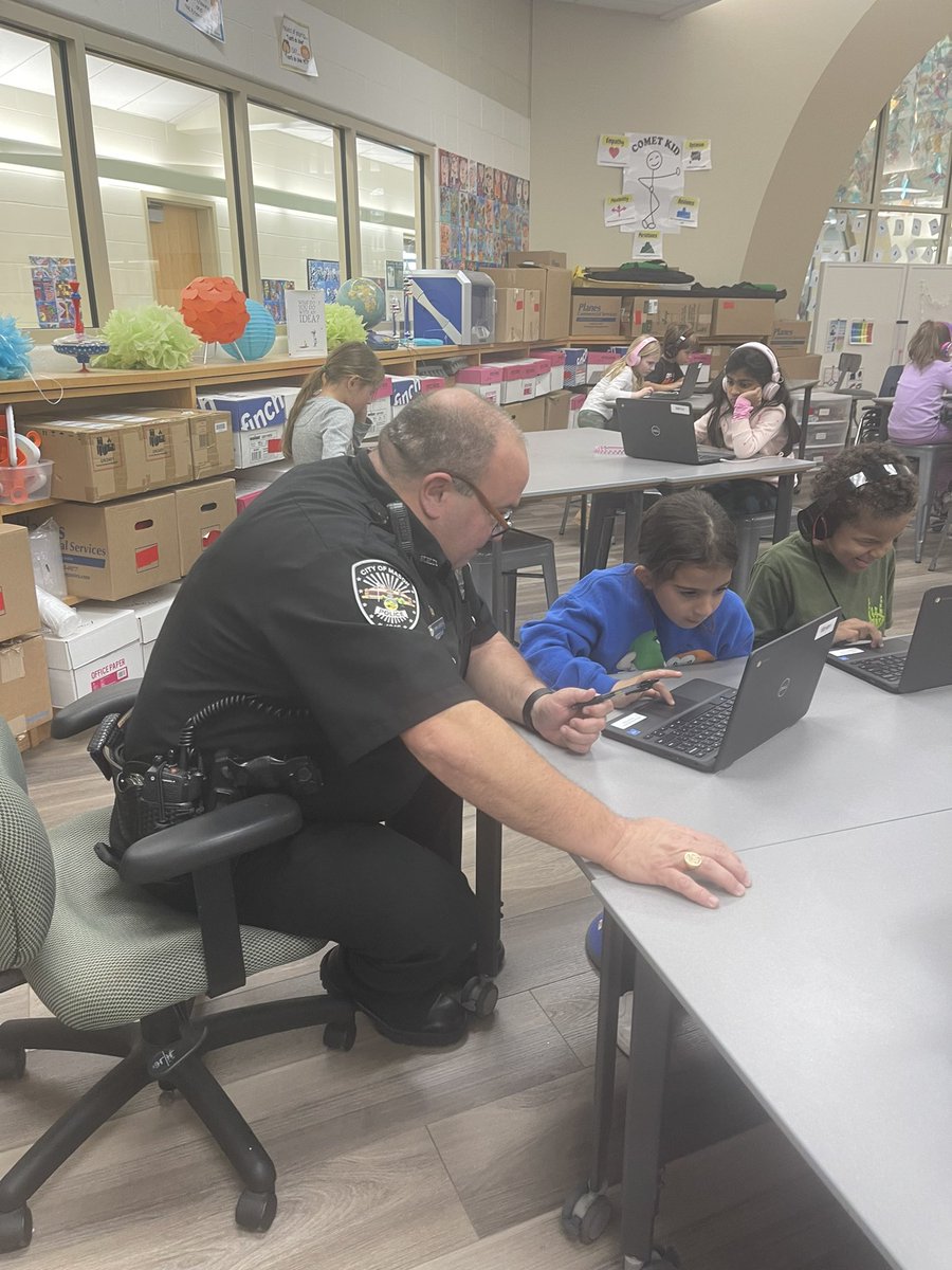 MCSSTEAM's tweet image. When 2nd graders ask for help on their coding puzzles, Officer Drew is willing to step up to the challenge! Thanks for going above and beyond to help our students! #coding #stem #mecctacular #masonmoment @MrsBly_MECC @MasonSchools @bubbamag1c