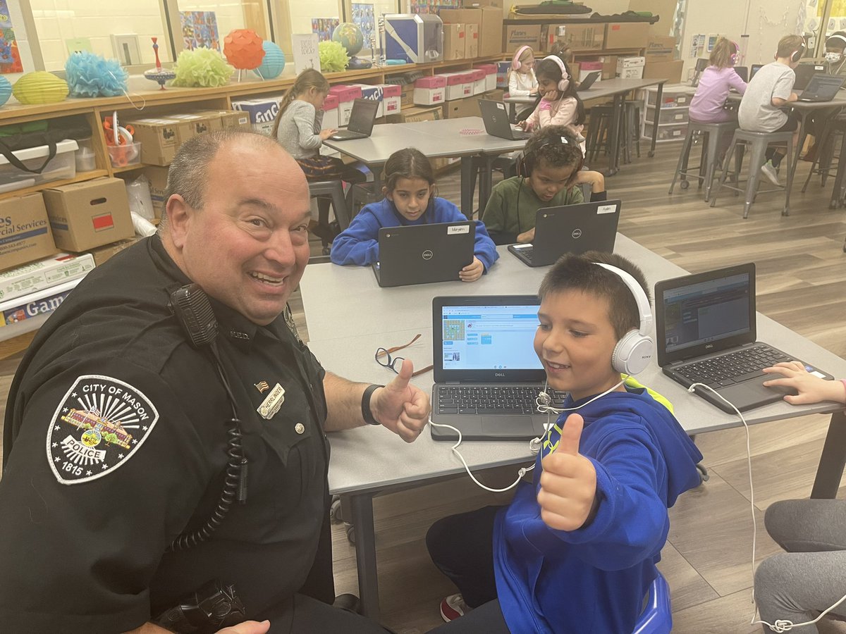MCSSTEAM's tweet image. When 2nd graders ask for help on their coding puzzles, Officer Drew is willing to step up to the challenge! Thanks for going above and beyond to help our students! #coding #stem #mecctacular #masonmoment @MrsBly_MECC @MasonSchools @bubbamag1c